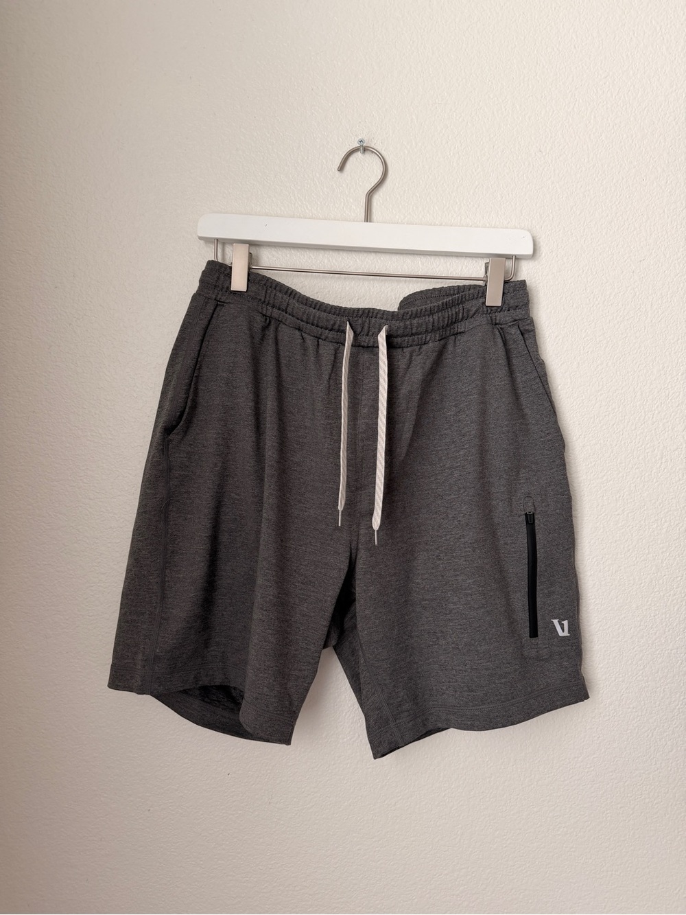 Vuori Men’s Shorts Grey